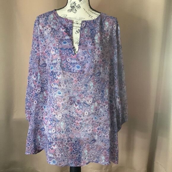 Pit to pit 24 1/2 inches Length is 28 inches 9/1 - Picture 1 of 7